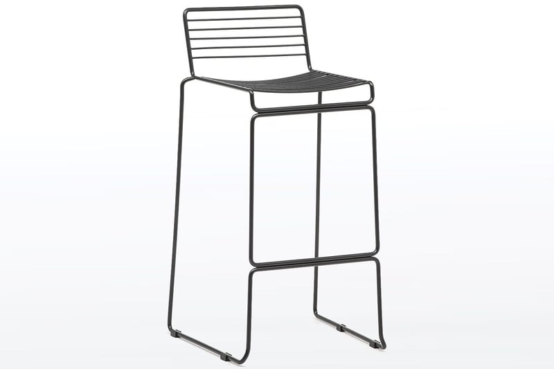Das schwarze Stahlgestell der stapelbaren Barhocker Phoenix wirkt ansprechend und im Design sehr massiv