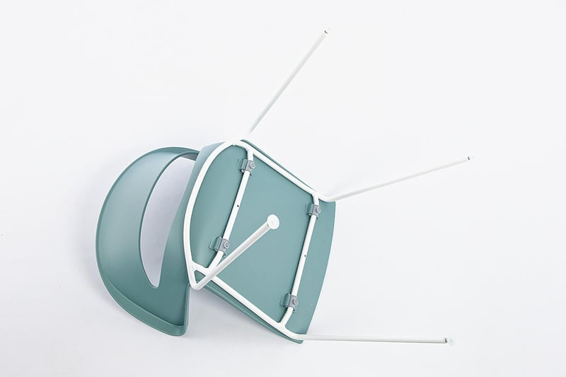 Der Pisa Stapelstuhl ist auch von unten hochwertig verarbeitet