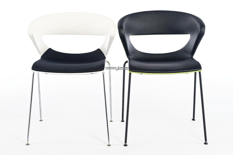 Die Pisa Stühle können mit Stuhlverbindern zu festen Stuhlreihen verbunden werden