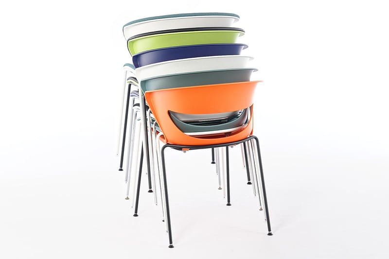 Platzsparend können unsere Pisa Stapelstühle gelagert werden