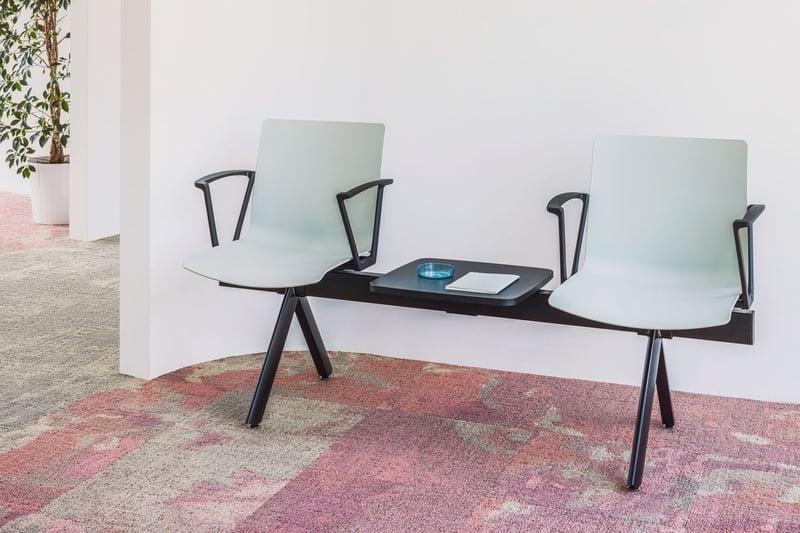 Die Sitzbank Rhodos eignet sich bestens für Wartebereiche