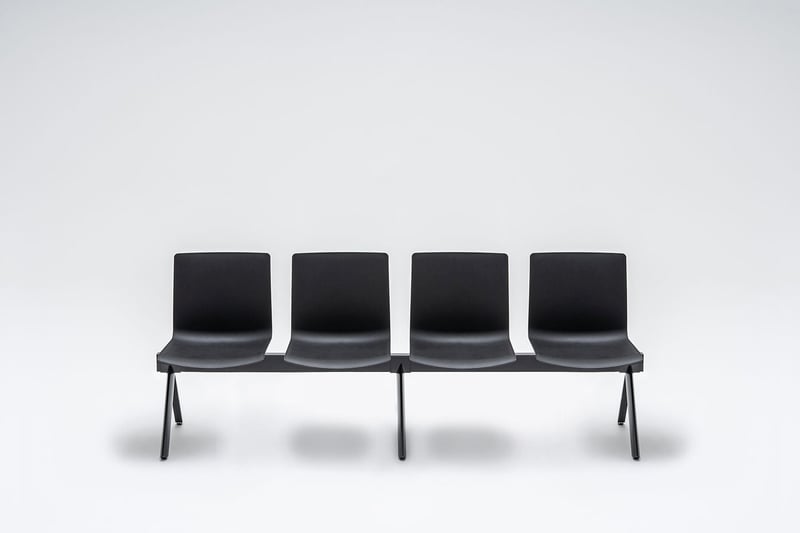 Die Traversenbank Rhodos ist für Wartebereiche und Wartezimmer konzipiert