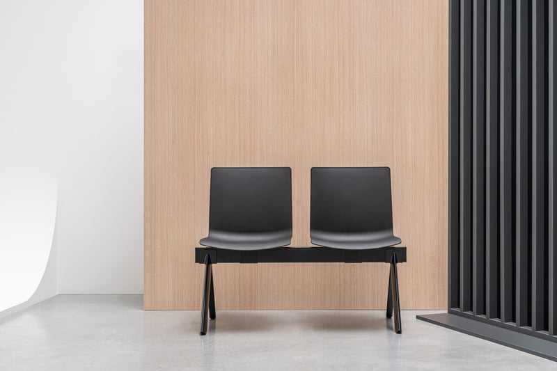 Die Wartebänke können in verschiedenen Varianten passend für ihre Wartebereiche gestaltet werden