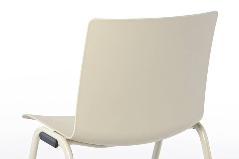 Die Rückenlehne der Rhodos Stapelstühle ist leicht gebogen