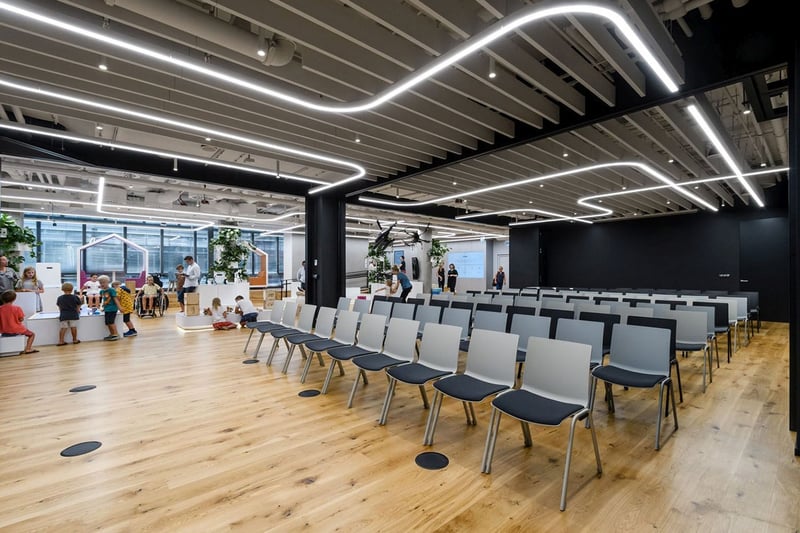 Unsere Rhodos Stühle können verbunden in festen Stuhlreihen gestellt werden