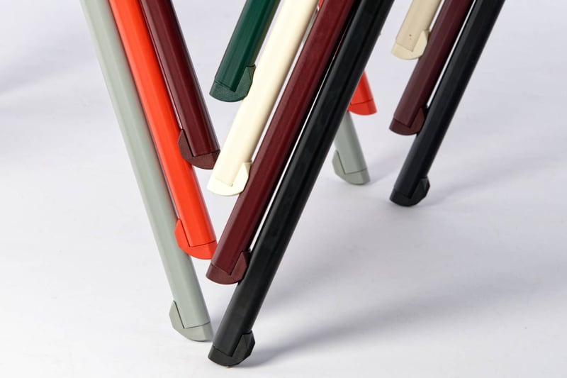 Verschiedene Farben an Gestelle stehen zur Auswahl bereit