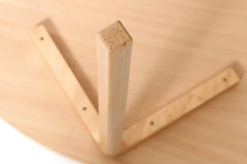Das Gestell ist ebenfalls aus Buchenholz
