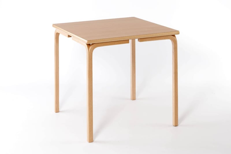 Ansprechende quadratische Vollholztische