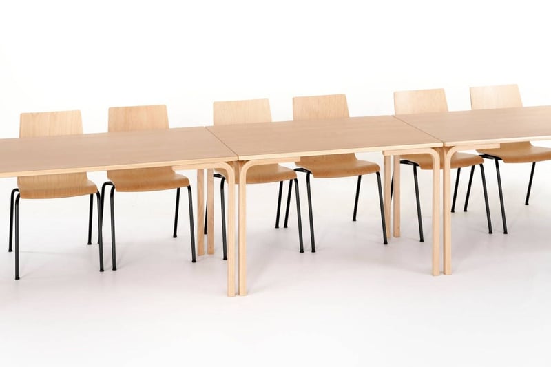 Die Rom-Tische in langer Reihe für Meetings oder Seminar
