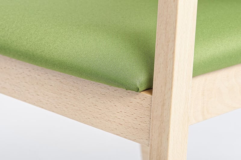 Die Sitzfläche ist ohne erkennbare Naht am Holz befestigt