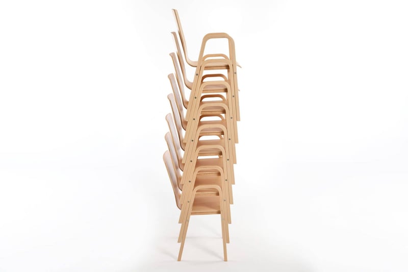 Unser massiver Holzschalenstuhl Sydney AL lässt sich auf kleinstem Raum stapeln