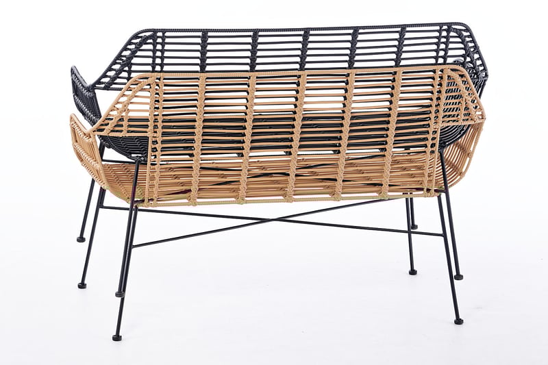 Die Verstrebung unter den Sitzflächen sorgt für Stabilität und ein einfaches Stapeln