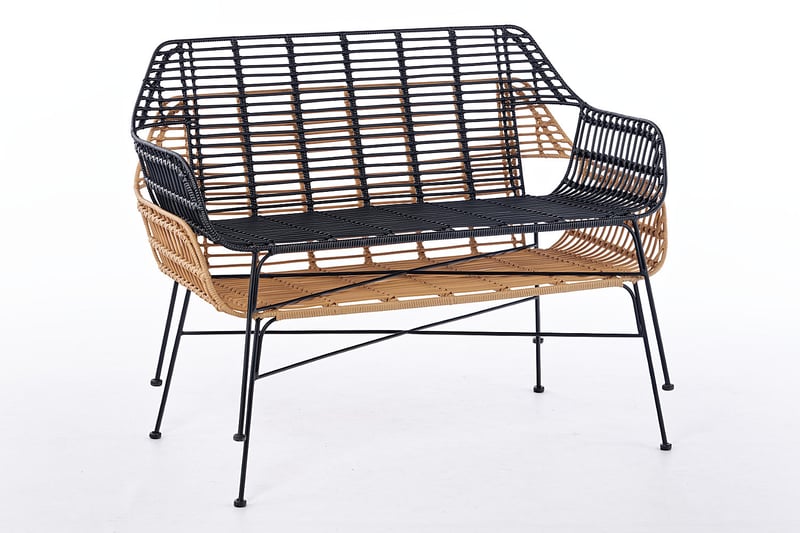 Gestapelt nehmen die Rattanbänke wenig Platz ein