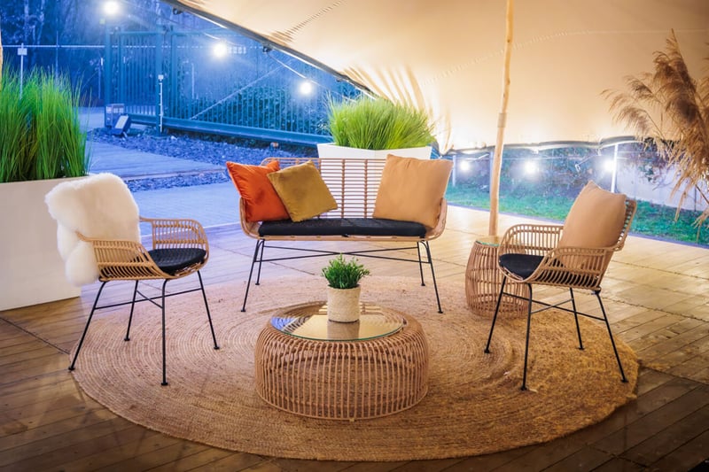 Unsere Stühle und Bänke der Sylt Modellfamilie sind auch für Outdoor geeignet