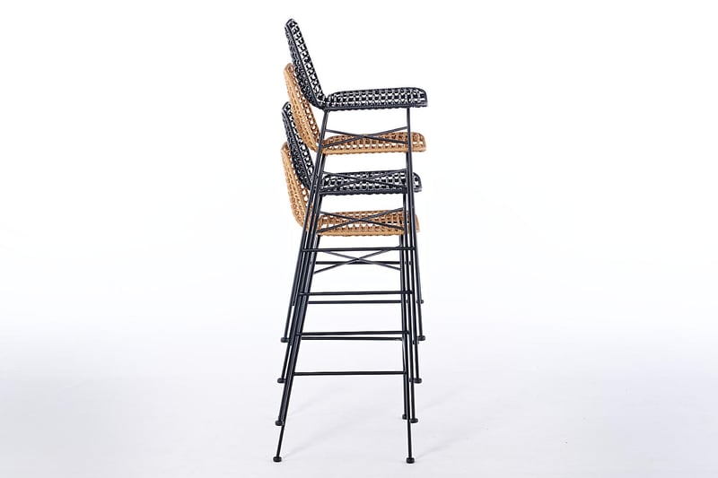 Auf kleinem Raum können die PE Rattan Barhocker gelagert werden