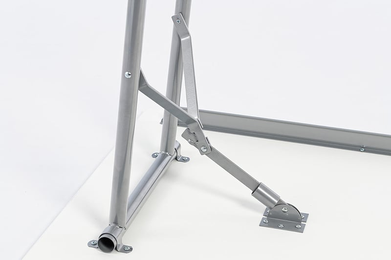 Die Beine des Klapptisch können aufgeklappt werden