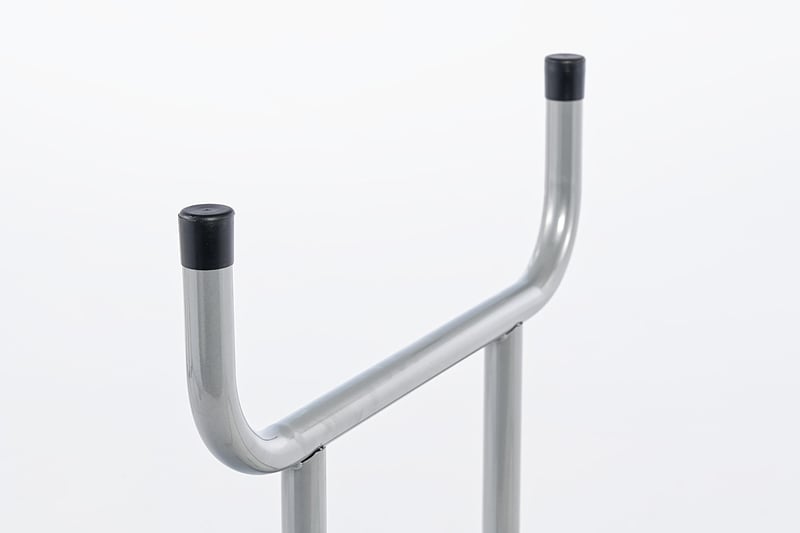 Die Kunststoffstopfen der Tischbeine schützen ihre Böden