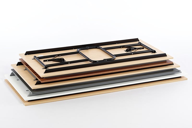 Platzsparend können die Klapptische übereinander gelagert werden