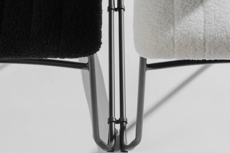 Die Kufenstühle Texel können mit den optional erhältlichen Verbindern miteinander verbunden werden