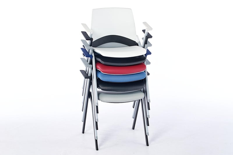 Die Toledo AL Stühle können vertikal gestapelt werden