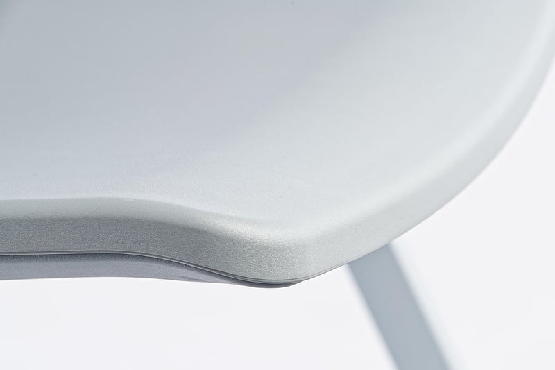 Eine leicht gebogene Sitzfläche hilft bei der Ergonomie des Stuhls