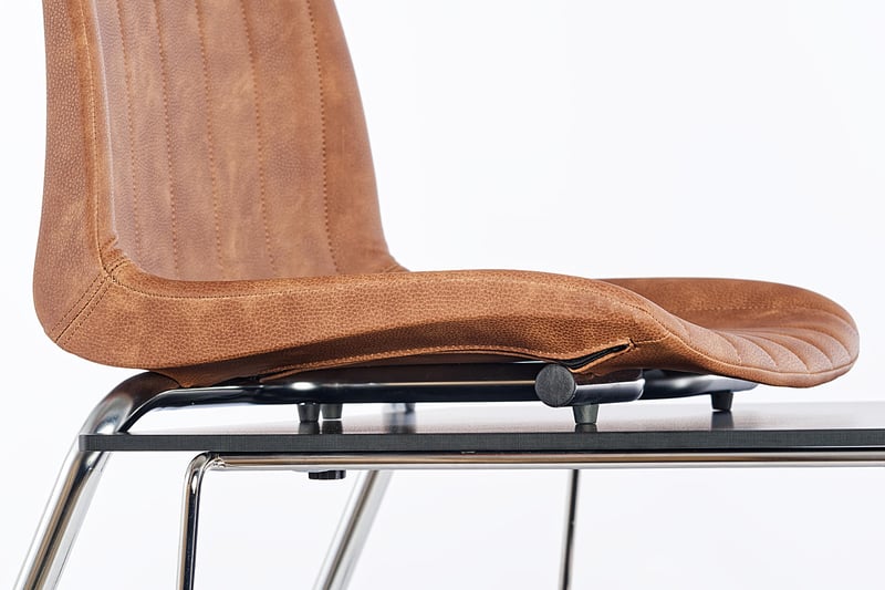 Die Kunststoffstopfen unter der Sitzfläche schützen Ihre Tische vor Kratzern