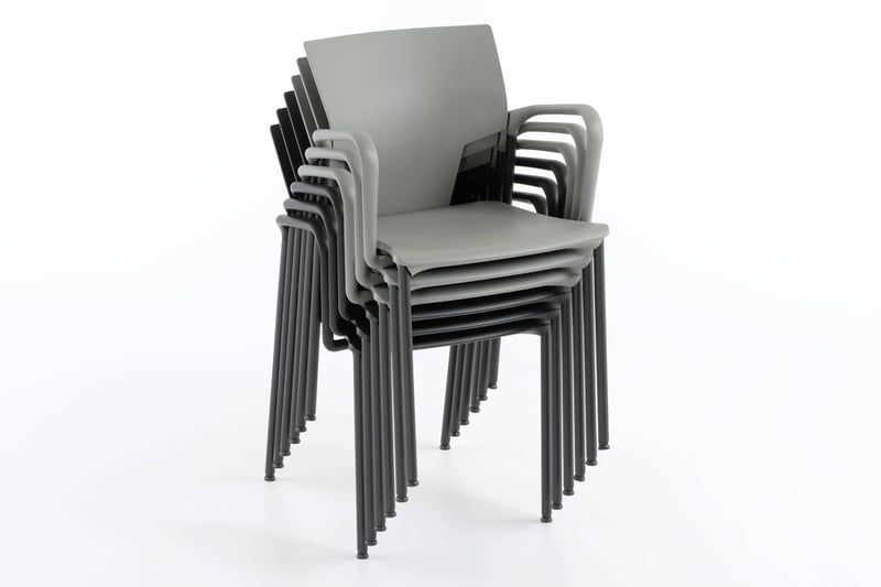 Die Armlehnenstühle sind durchdacht designt