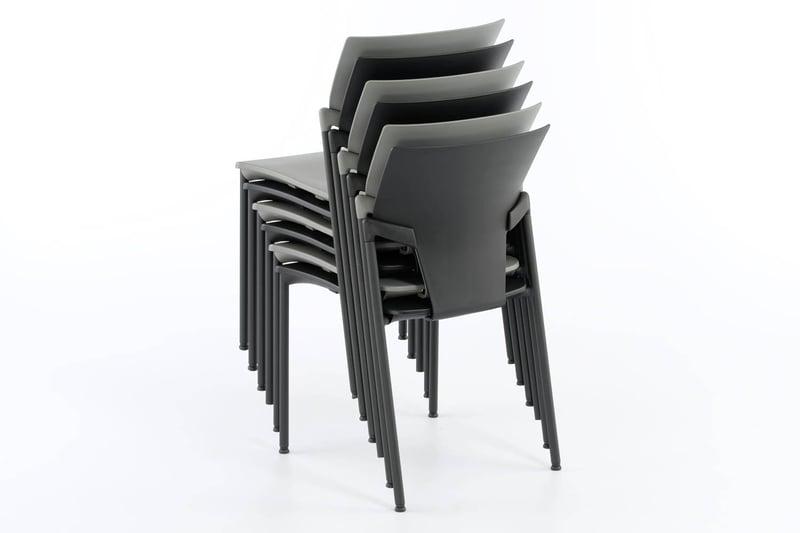 Die stapelbaren Kunststoffstühle sind für viele Anlässe geeignet