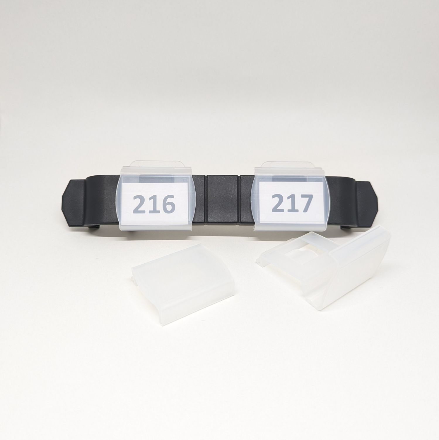 Mit zwei individuell selbst gestaltbaren Nummernhalterungen (A) - zzgl. 3,45 €