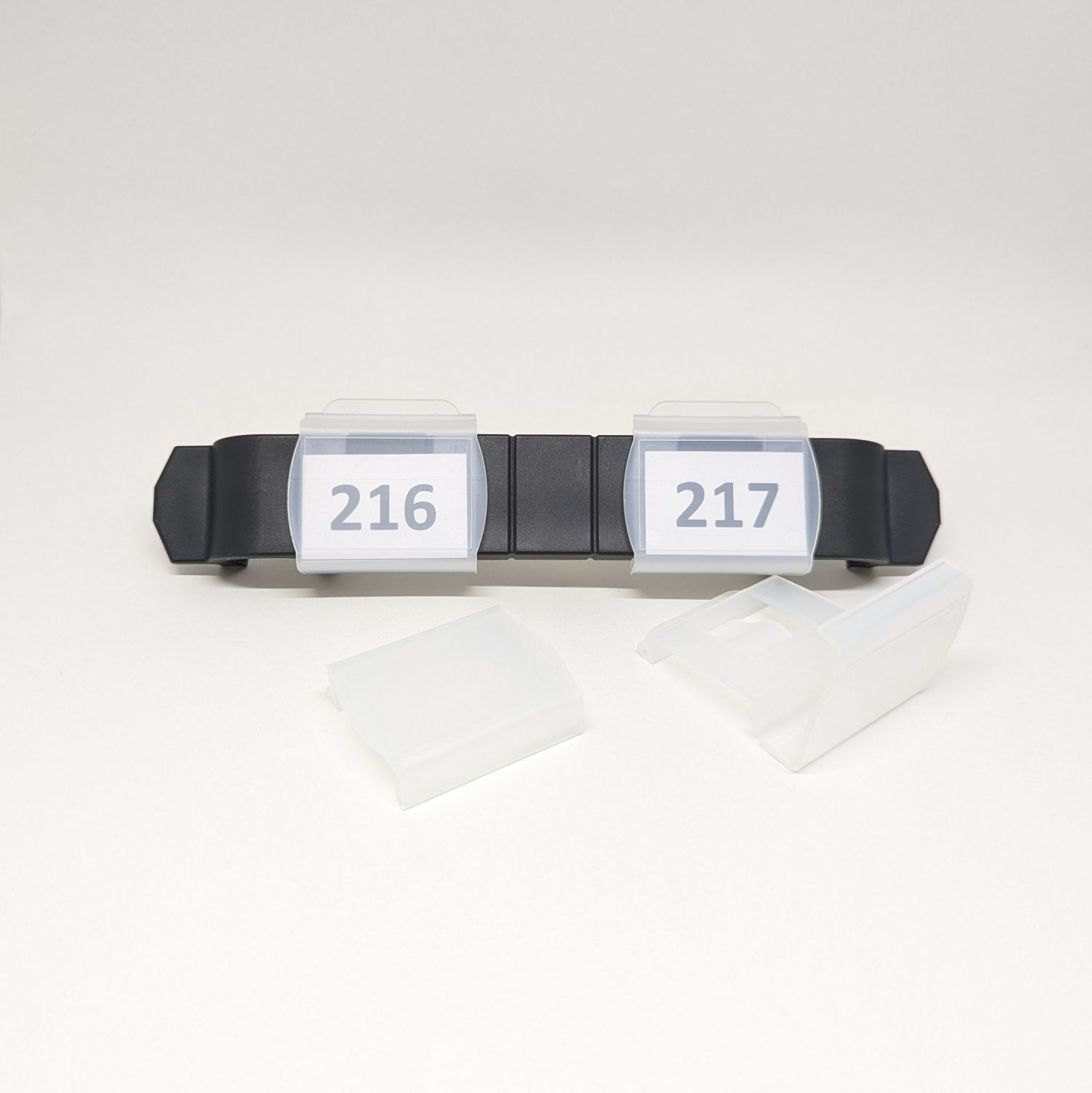 Mit zwei individuell selbst gestaltbaren Nummernhalterungen (A) - zzgl. 3,45 €