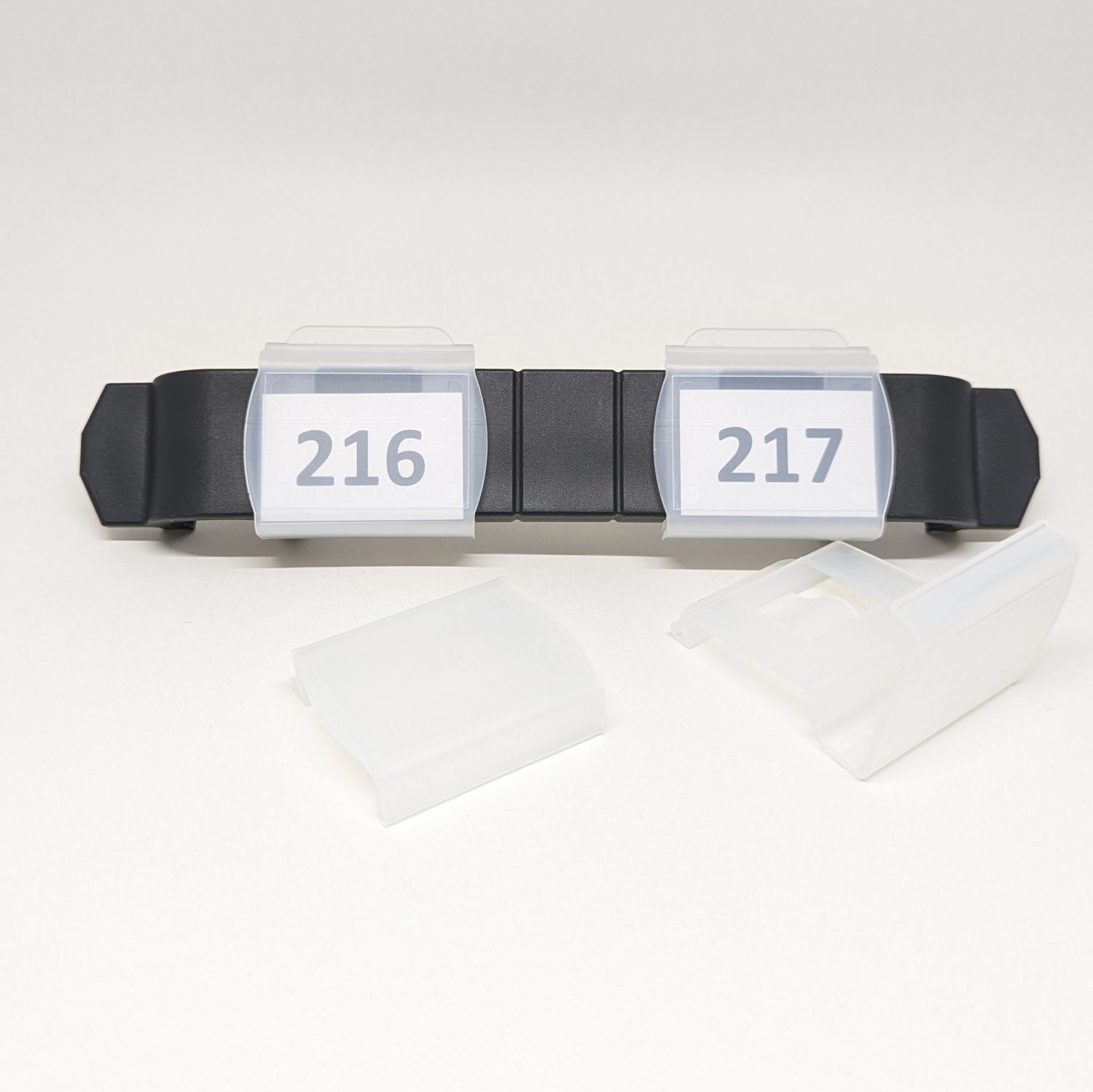 Mit zwei individuell selbst gestaltbaren Nummernhalterungen (A) - zzgl. 3,45 €