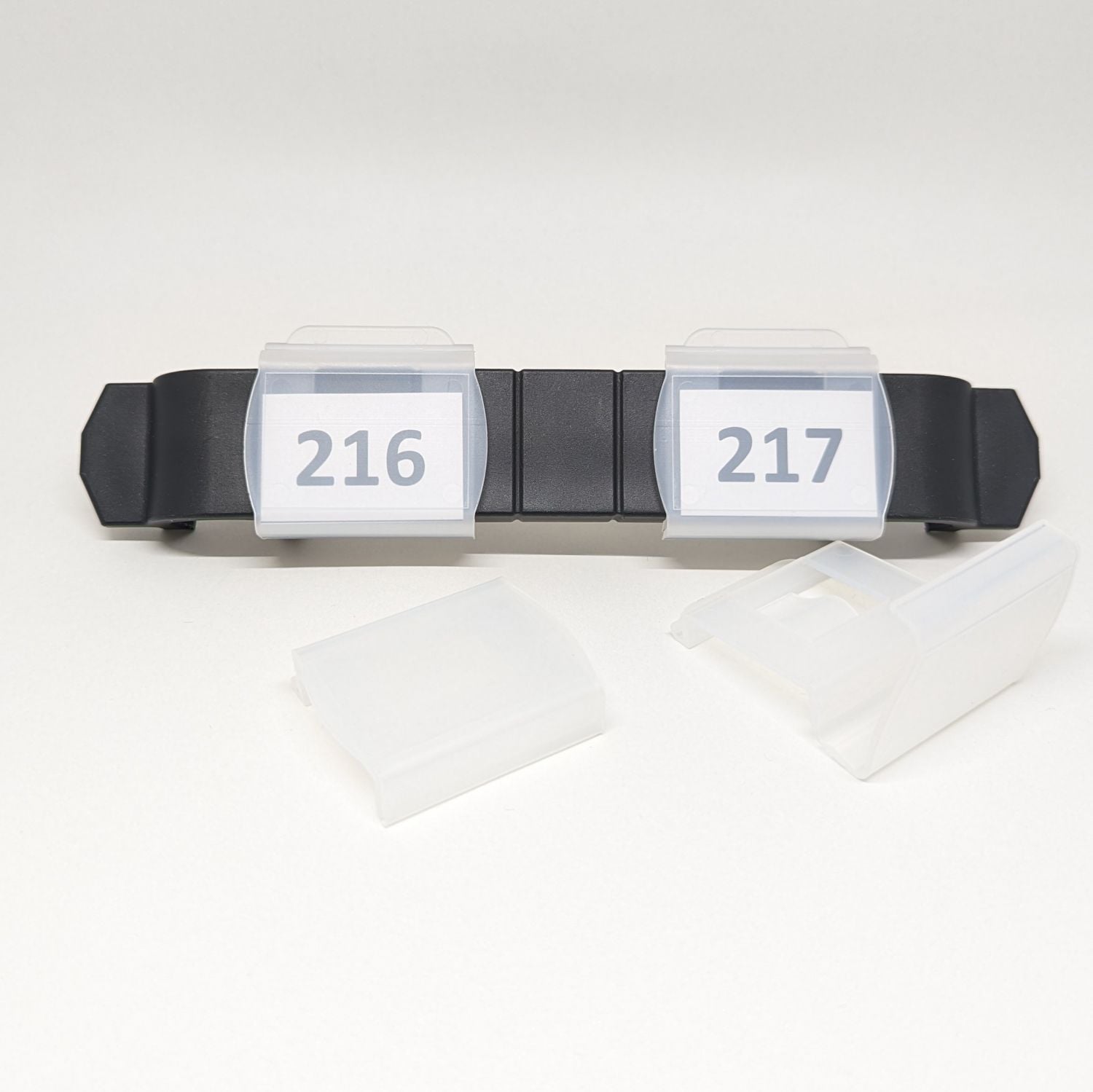 Mit zwei individuell selbst gestaltbaren Nummernhalterungen (A) - zzgl. 3,45 €
